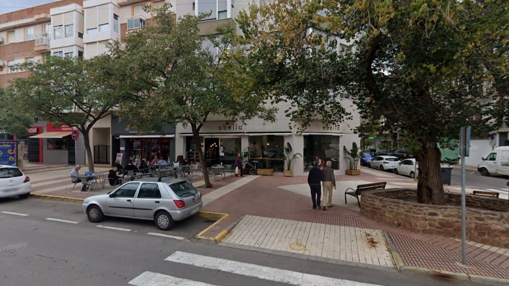 Vista de la calle con Abella Café en Benicàssim