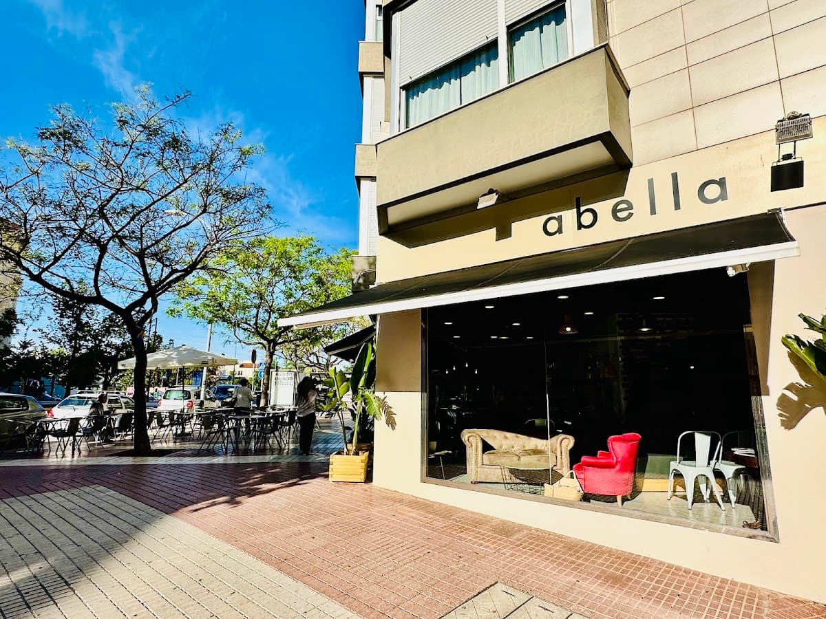 Fachada de Abella Café en Benicàssim
