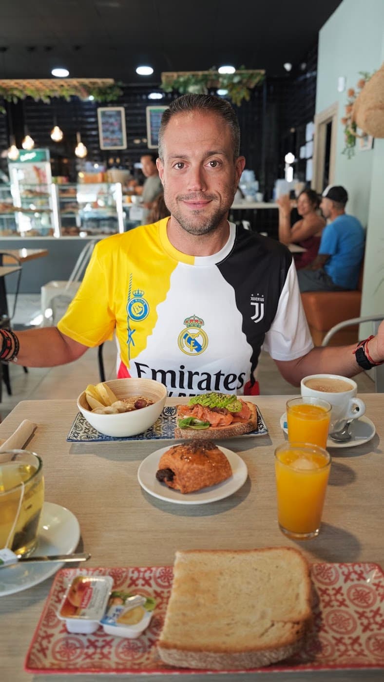 Cliente feliz en Abella Café